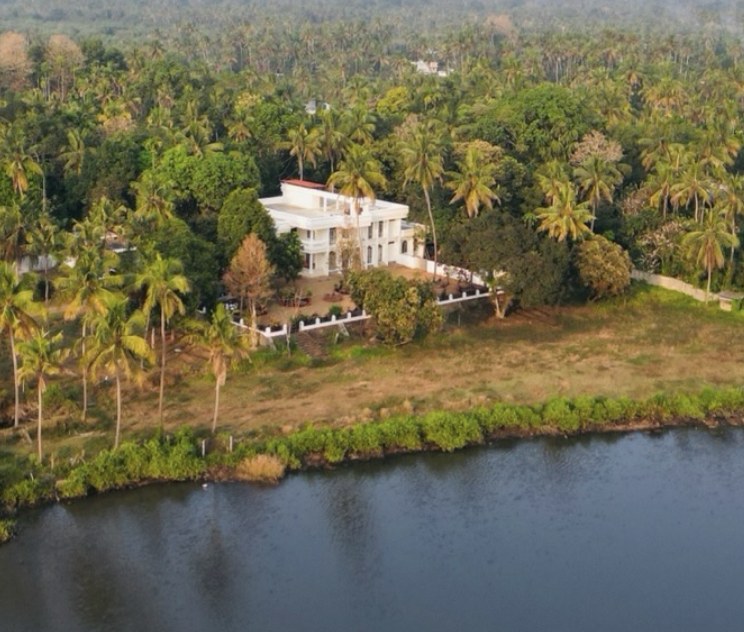 Premium Arabic-Style Waterfront Mansion for Sale – Thrissur