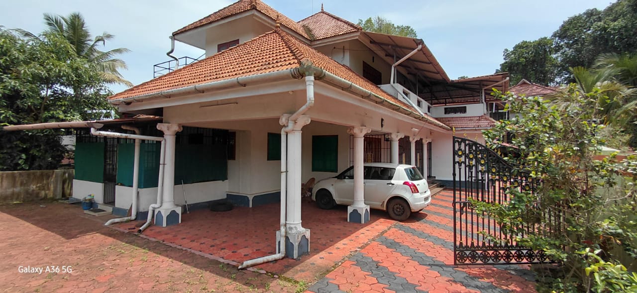 Spacious 4 BHK Home for Sale – Thottakkadu, Puthuppally, Near Kottayam - 4