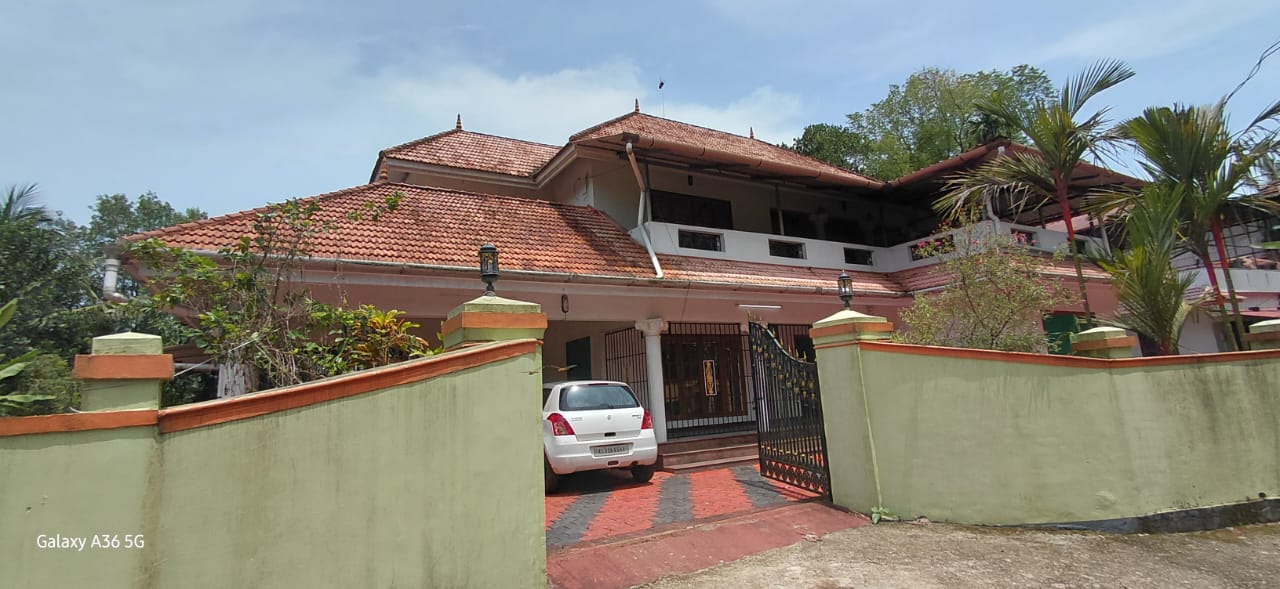 Spacious 4 BHK Home for Sale – Thottakkadu, Puthuppally, Near Kottayam 1